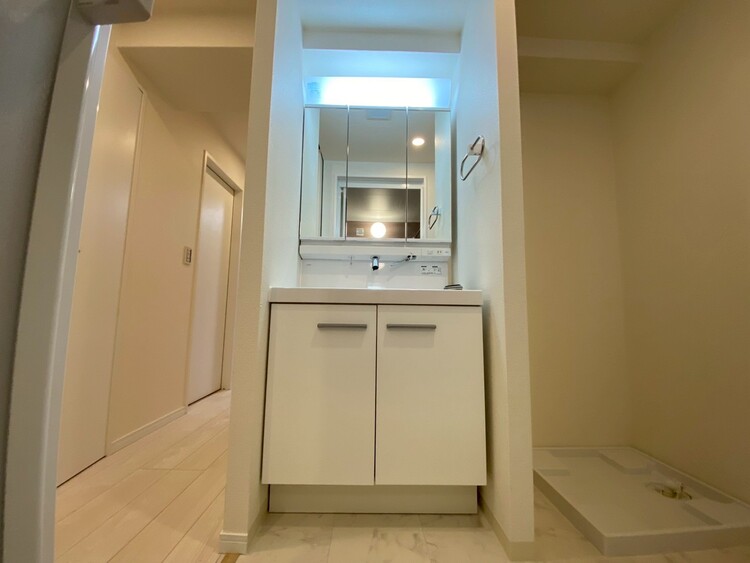 その他 清潔感を感じられる洗面化粧台。