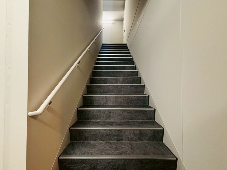 その他 共用部の階段です。明るく清潔に管理されています。