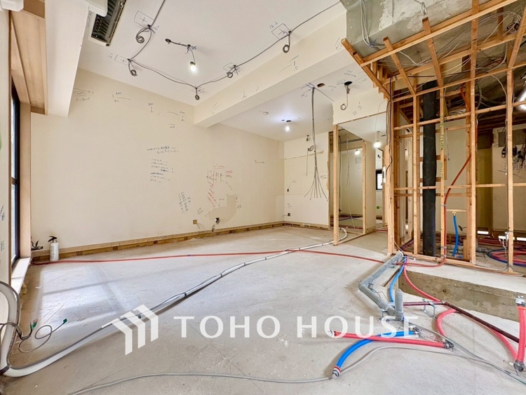 内装 現在改装中◆陽光◆が差し込む。この開放的なLDKに家族の笑顔が集う。家族が一緒に過ごす空間は明るく、そして居心地よく。