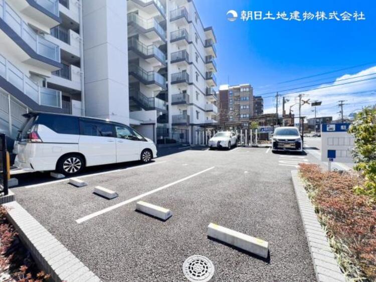 その他 【駐車場】ゆったりとした駐車スペースを確保いたしましたので、大きめのお車でも駐車可能です。