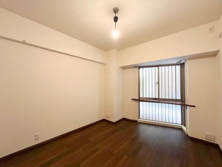 内装 【洋室】自宅で快適に過ごす条件は一人ひとり違います。個性が強すぎないシンプルな内装とシンプルなデザインで統一しております