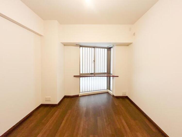 内装 【洋室】人間の感性を育むプライベートルームはシンプルが１番！読書やネット、大切な一人の時間も充実したものにできます。