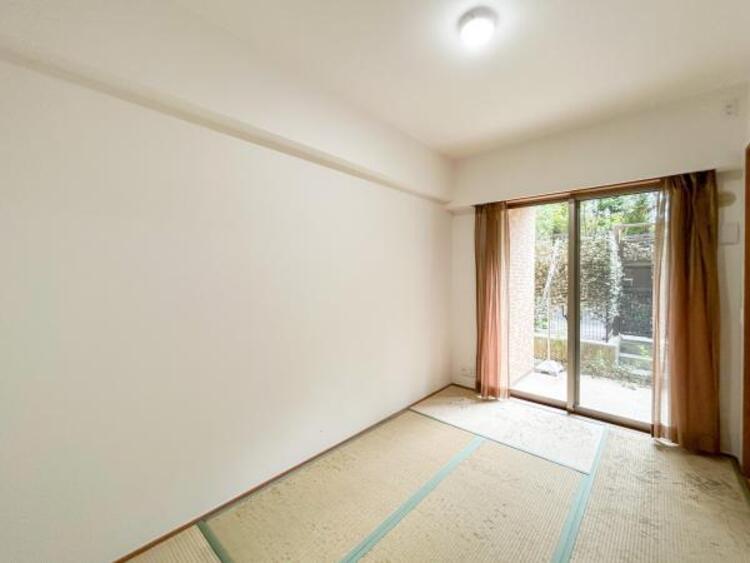 内装 【和室】和室には洋室とはまた違った良さがある。畳の香りに癒され、日本を感じることのできる落ち着きある一部屋です。