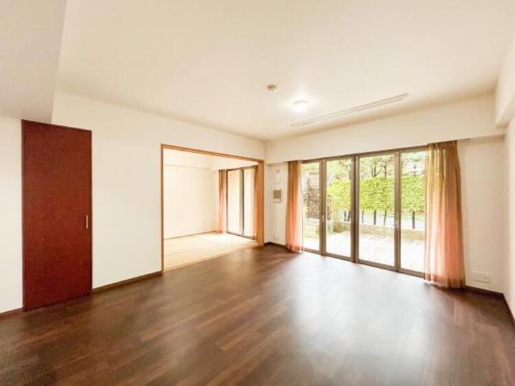 居間 【リビング】大切なご家族、招いた友人と過ごすひと時を溢れる光が優しく包み込む空間。充実した住空間は心を豊かにします。