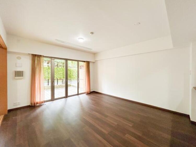 居間 【リビング】リビングにはみんなが集い食事や楽しい会話でついつい時を忘れてしまう。そんな束の間の幸せを感じさせてくれる場所