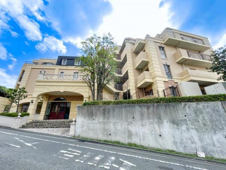 外観 【外観・立地】表現された空間はたくさんの光を浴び、風を感じ、暮らしを豊かにしてくれます。家族の思い出を刻んでいきます。