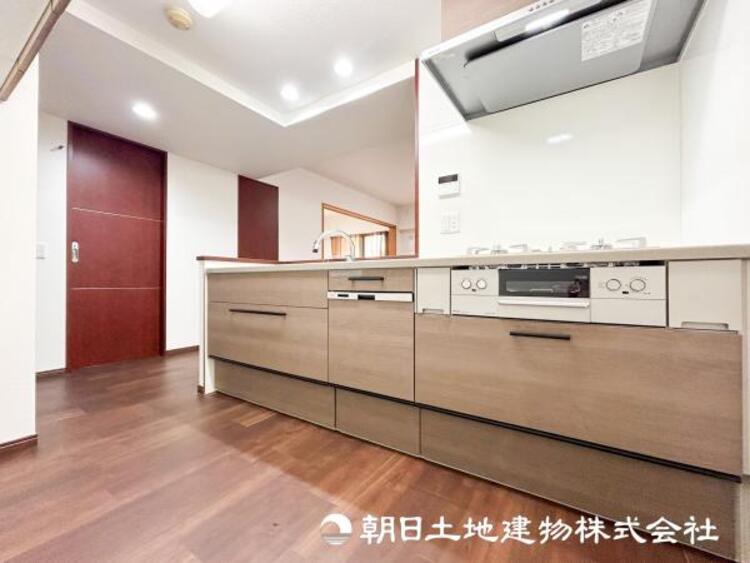 キッチン 【キッチン】シンプルでスタイリッシュなカウンターキッチンです。小さなお子様を安心して遊ばせながら家事ができます。