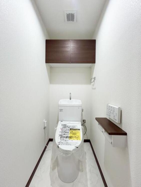 トイレ 【トイレ】家族みんなが毎日使う場所だから。お掃除がしやすい方はいい。汚れをふき取り易いフロアと壁紙をチョイス致しました