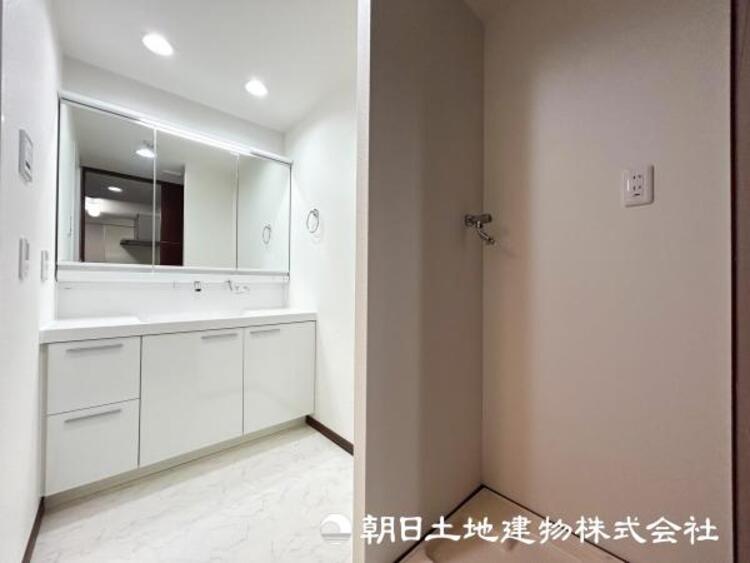 洗面 【洗面化粧台】落ち着いた清潔感のある空間は、身だしなみチェックや肌のお手入れに最適です。収納も十分でゆとりを持たせます。