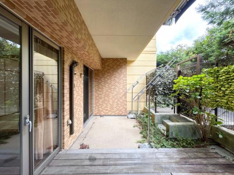 バルコニー 【テラス】日々の暮らしの中で当たり前のように光と風を演出してくれるバルコニー、開放的な空間を独占して癒されてください