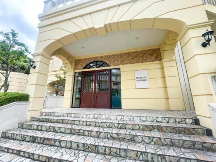 エントランス 【エントランス】温かい空気が溢れる玄関がお出迎えする本物件。この場所には「温もり」で包み込んでくれる安心できるな空間があります。