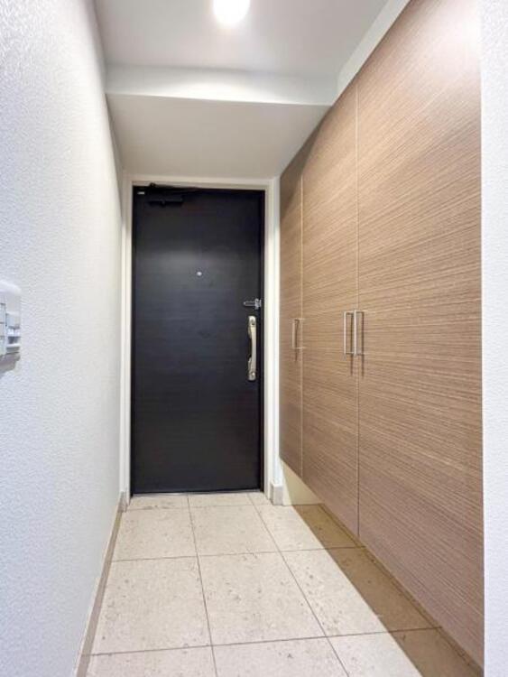 その他 【玄関】大切な家族、お客様をお迎えする玄関は住宅の入口。落ち着いた雰囲気で暖かく迎えてくれます。収納もたっぷりあります。