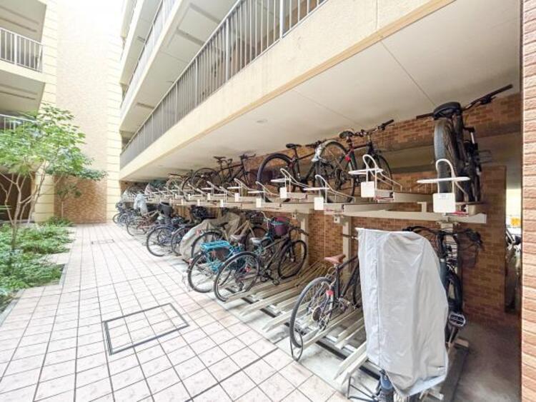 その他 【駐輪場】時間のゆとりと空間、爽やかな陽光がもたらす光と風を贅沢なまでに感じる暮らしがここに始まります。