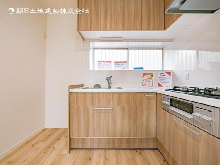 キッチン 【キッチン】広く取られたキッチンスペースはとても便利です。　自由にレイアウトがカスタマイズできます。 