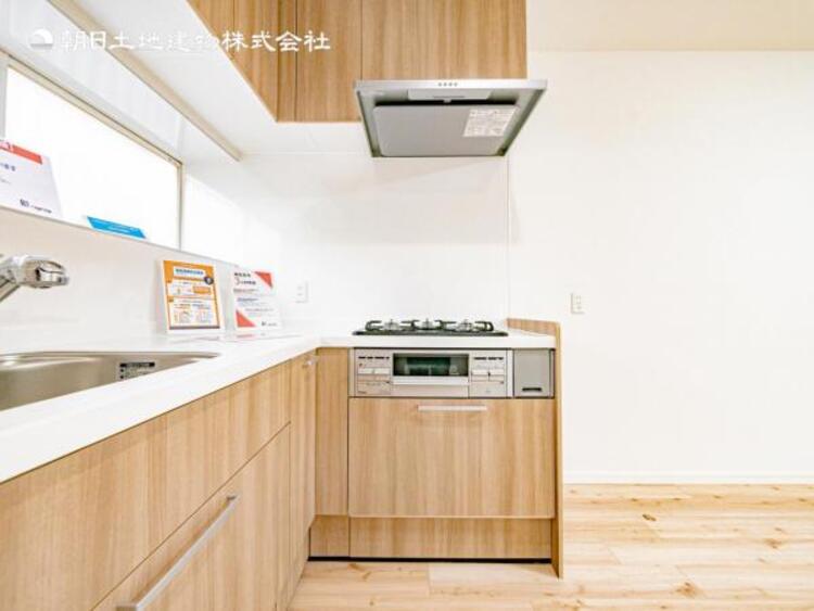 キッチン 【キッチン】最新のシステムキッチンは使い勝手が良好です。　　大容量のカップボードもとても便利です。 