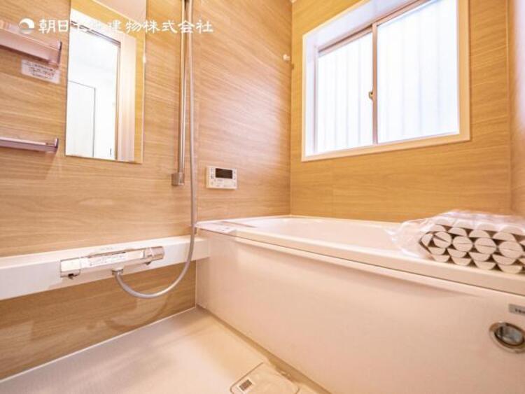 風呂 【浴室】ゆったりと寛げる広々バスで足を伸ばしてリラックス。　最新のユニットバスは設備も充実です。 