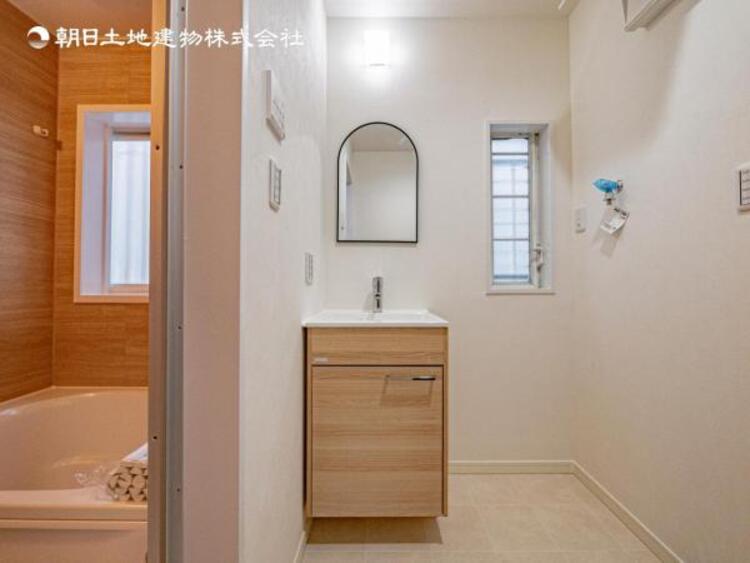 洗面 【洗面・脱衣所】３面鏡、シャワーヘッド、収納など充実の設備。動きやすい広さがあり使い勝手が良好です。 