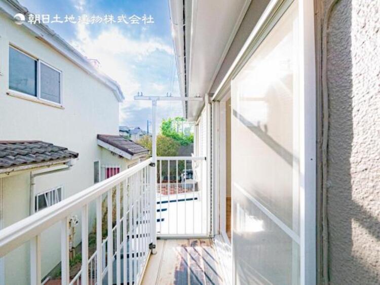 バルコニー 【バルコニー】太陽の光と爽やかな風でお洗濯物は気持ちいいです。 