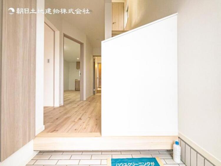 その他 【玄関】明るく広い玄関には収納力に優れたシューズボックス。　靴をスッキリと整頓することができます。 