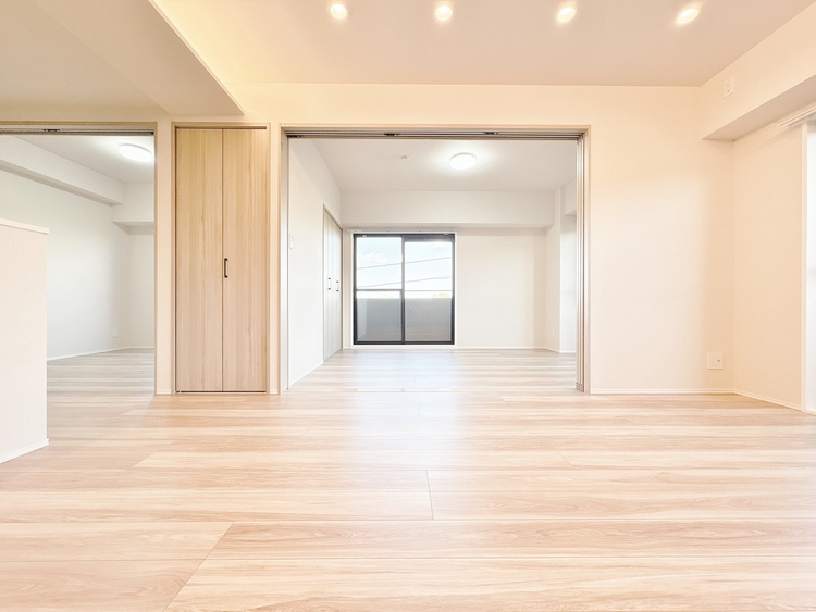 居間 居心地の良い空気感は、暮らしのステージを彩り、心からのやすらぎと満足感を与えてくれます。