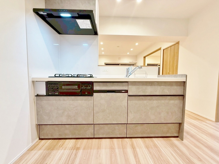 キッチン スマートな意匠と充実の機能を備えたキッチンが、暮らしにおいしい彩りを添えます。