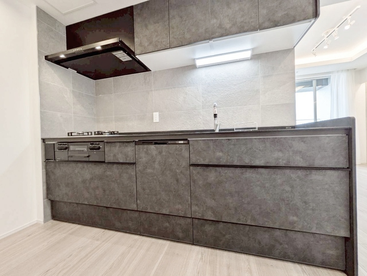 キッチン スマートな意匠と充実の機能を備えたキッチンが、暮らしにおいしい彩りを添えます。