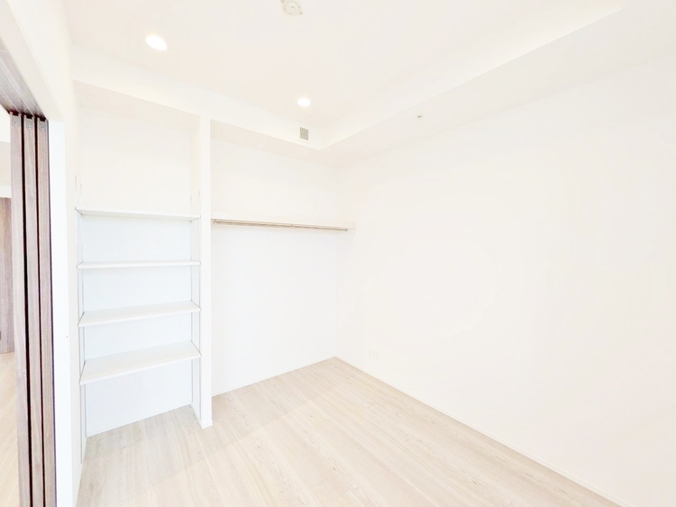 寝室 ベッドも十分に設置するスペースがあります。