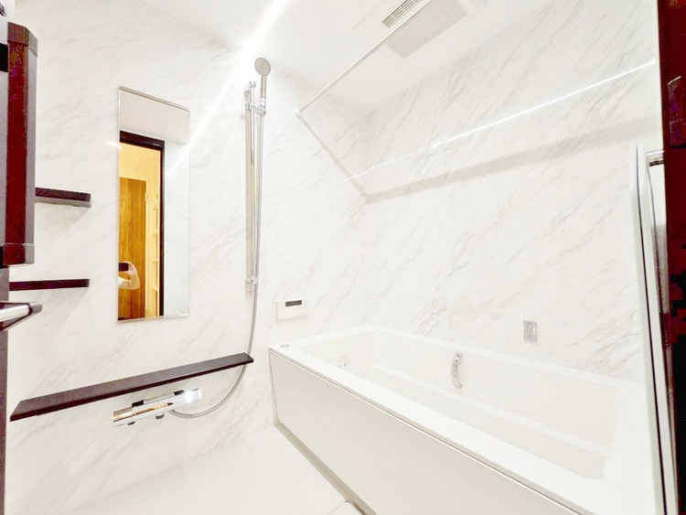 風呂 一日の疲れを癒すバスルームは、心地よいリラックスを叶える清潔感溢れる空間です。