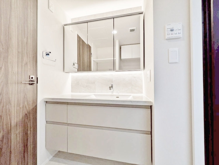 洗面 何かと物が増える場所だからこそ、スッキリと見映えの良い空間に。