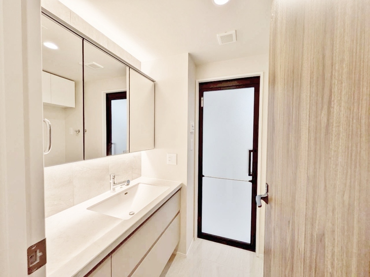 洗面 清潔感と心地よさを重視した、上質感漂うパウダールーム。