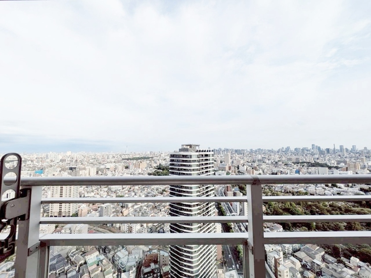 バルコニー 窓を開けると広がる青空。心をリフレッシュして日々を過ごしていきましょう。