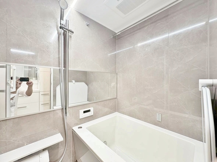 風呂 一日の疲れを癒すバスルームは、心地よいリラックスを叶える清潔感溢れる空間です。