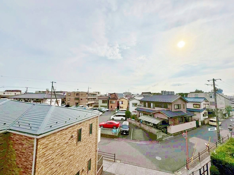 バルコニー 窓を開けると広がる青空。心をリフレッシュして日々を過ごしていきましょう。