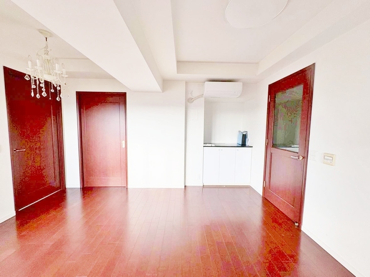 居間 忙しく過ぎゆく日常を置き去るほど、ゆったりした時間が流れるリビング。