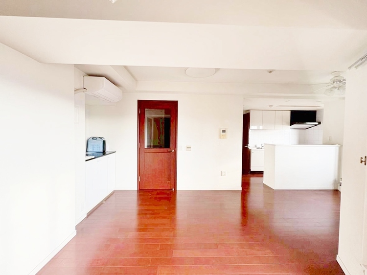 居間 快適に過ごす毎日を求めて、暮らしの中でご自身の「マイホーム」に創り上げてください。