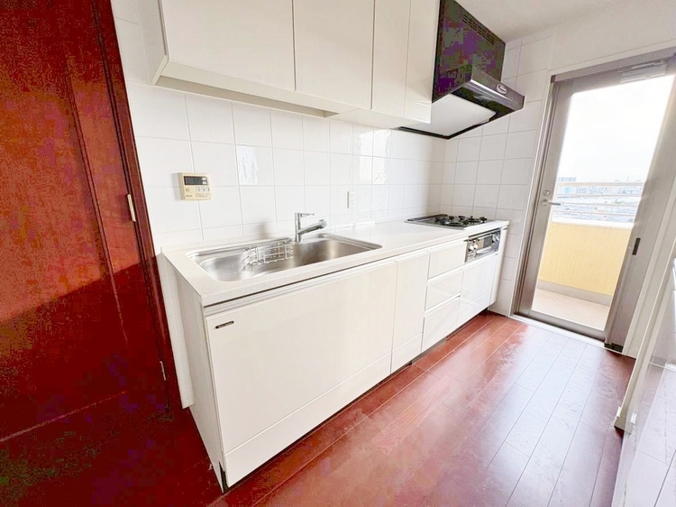 キッチン スマートな意匠と充実の機能を備えたキッチンが、暮らしにおいしい彩りを添えます。