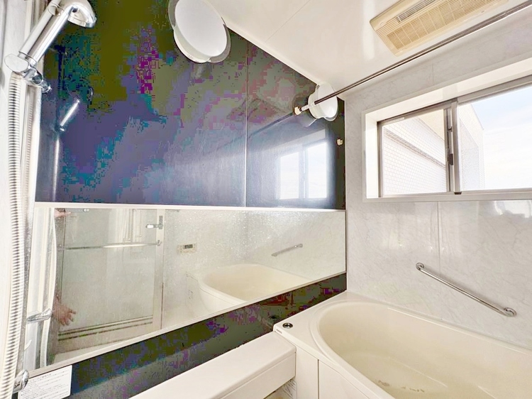 風呂 一日の疲れを癒すバスルームは、心地よいリラックスを叶える清潔感溢れる空間です。