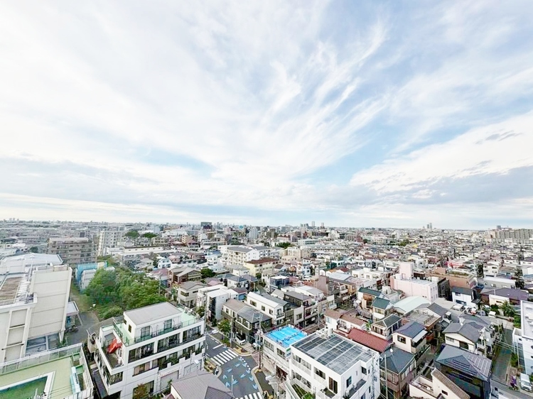 バルコニー 窓を開けると広がる青空。心をリフレッシュして日々を過ごしていきましょう。