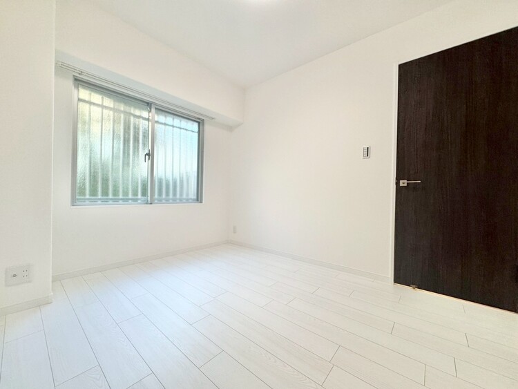 寝室 ベッドも十分に設置するスペースがあります。