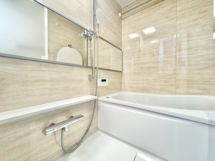 風呂 一日の疲れを癒すバスルームは、心地よいリラックスを叶える清潔感溢れる空間です。