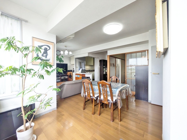 居間 忙しく過ぎゆく日常を置き去るほど、ゆったりした時間が流れるリビング。※ＣＧ加工により一部家具消しを施しております。