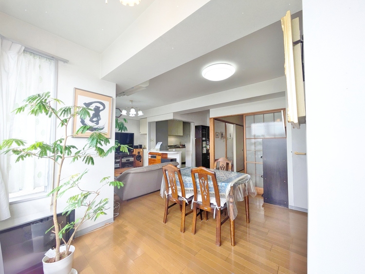 居間 居心地の良い空気感は、暮らしのステージを彩り、心からのやすらぎと満足感を与えてくれます。※ＣＧ加工により一部家具消しを施しております。