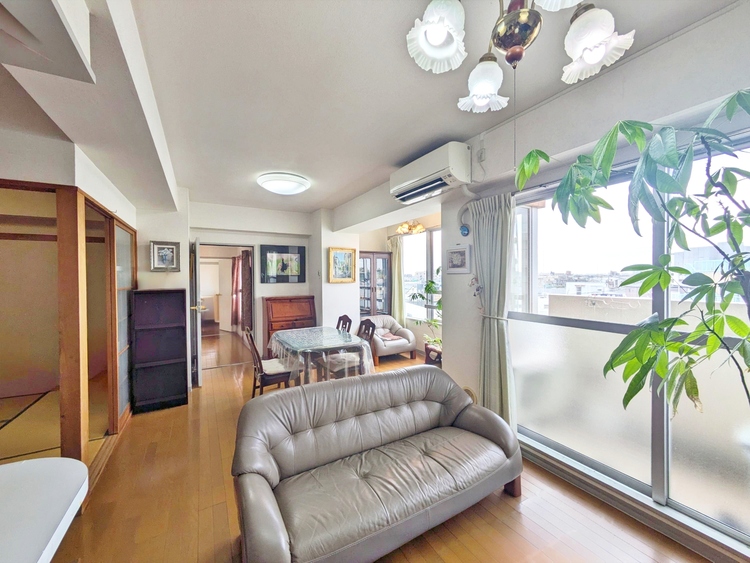 居間 飾り過ぎないシンプルな内装と偏り過ぎないデザインで統一しました。※ＣＧ加工により一部家具消しを施しております。