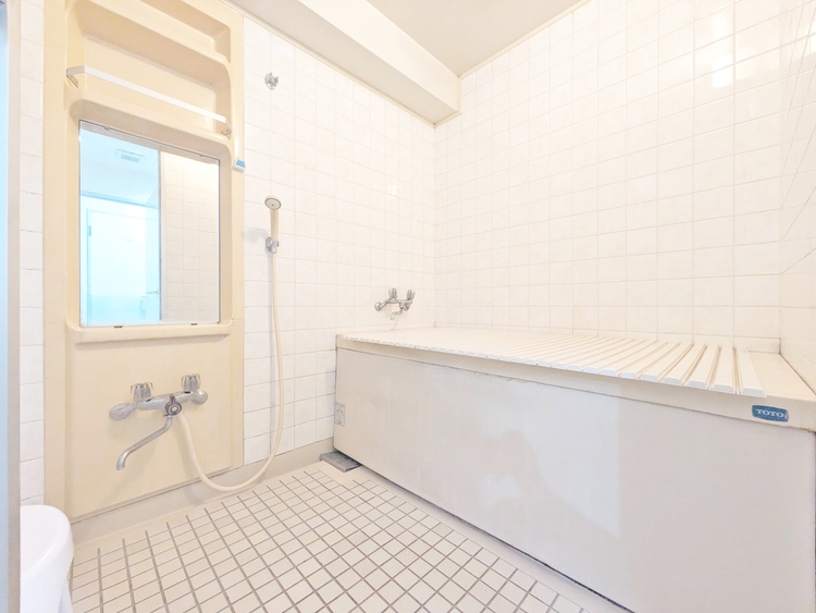 風呂 一日の疲れを癒すバスルームは、心地よいリラックスを叶える清潔感溢れる空間です。