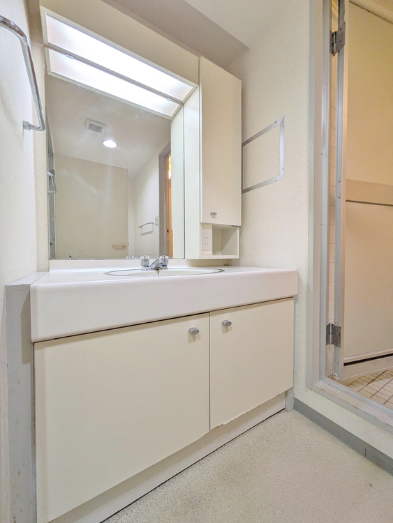 洗面 何かと物が増える場所だからこそ、スッキリと見映えの良い空間に。