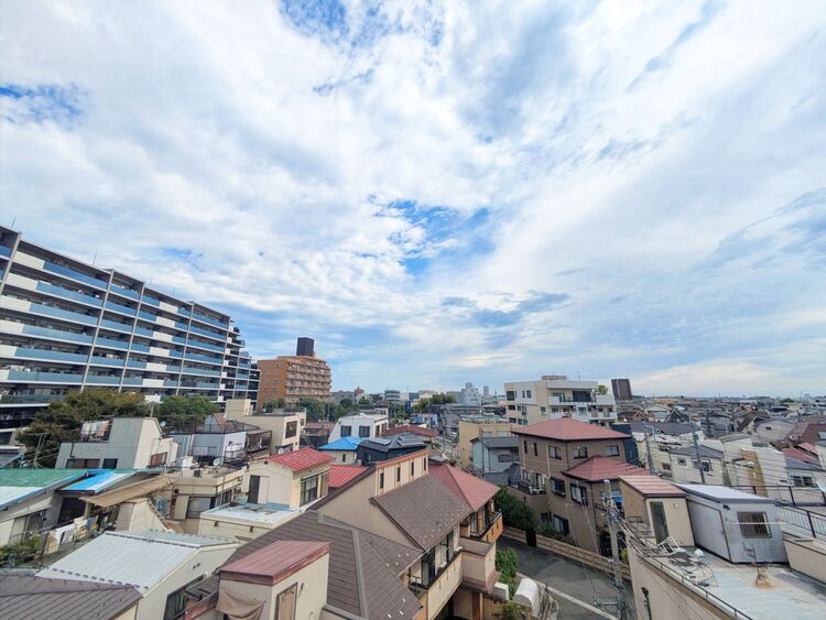 バルコニー 窓を開けると広がる青空。心をリフレッシュして日々を過ごしていきましょう。