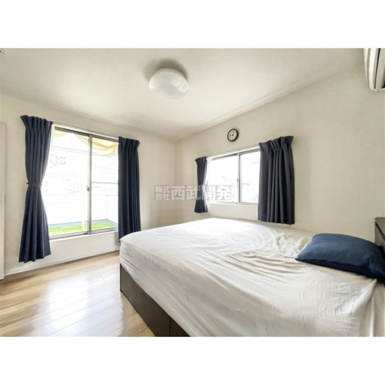 内装 洋室は日当り・通風ともに良好です。明るい部屋はそれだけで気分が晴れやかになりますね。