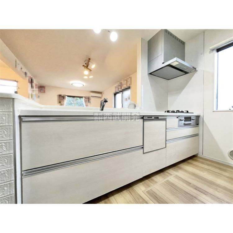 キッチン 空間の広がりを演出するオープン式対面キッチンです。視界を遮らないのでゆとりの空間が生まれます。