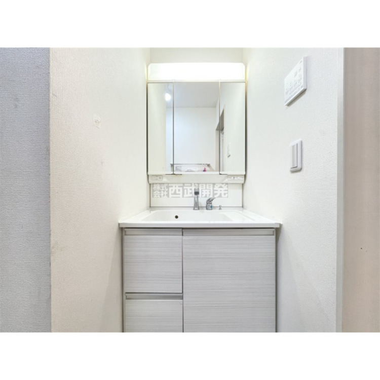 洗面 清潔感のある洗面化粧台で、朝の身だしなみをしっかりと。シャワーヘッドが付いているので、お掃除も簡単にできます。