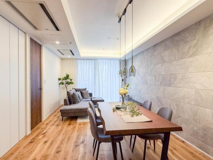 居間 【家具付】リビングには床暖房付。空気を汚さず、ほこりも舞い上がらないので小さなお子さまがいても安心です。